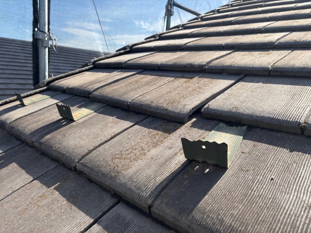 屋根の全景とコケ